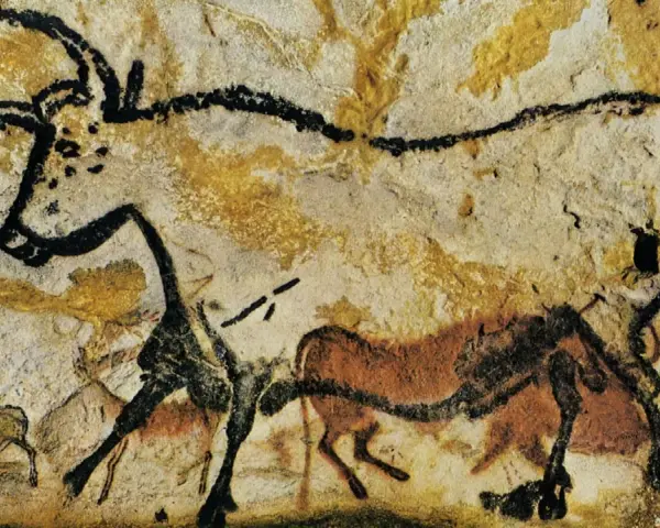 Uråldriga grottmålningar i Lascaux visar djur som tjurar och hästar. Konst från förhistorisk tid.