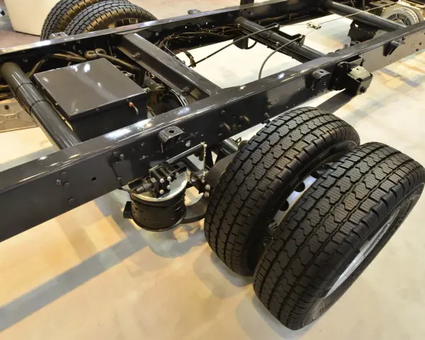 AL-KO chassis för Fiat Ducato, redo för nya äventyr. Dubbla bakhjul för extra stabilitet.