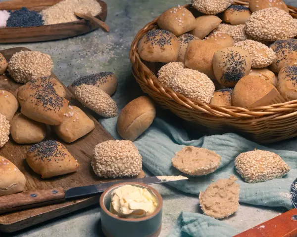 Frisch gebackene Brötchen mit Sesam und Mohn, ideal zum **Laugenkonfekt selber machen**. Ein Traum für jeden Brotliebhaber!