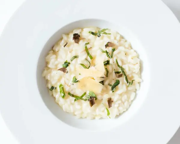 Kremowe risotto z truflami i parmezanem. Idealne na białą dietę, gdy zastanawiasz się, co jeść.