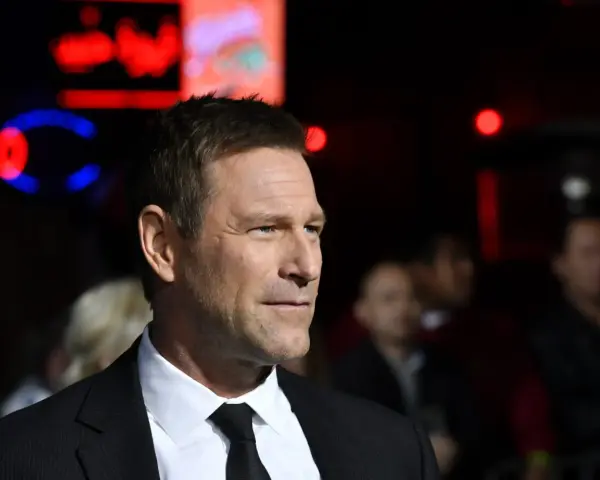 Aaron Eckhart, protagonista di molti film, in primo piano con uno sguardo intenso.