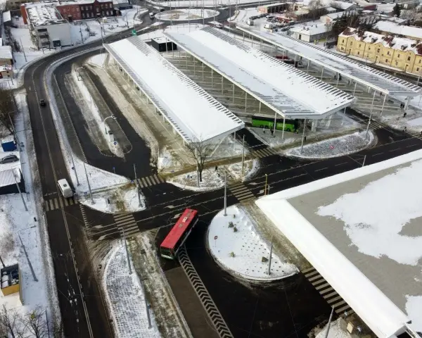 Widok z lotu ptaka na zimowy dworzec autobusowy w Lublinie z autobusami i śniegiem.
