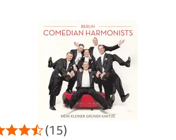 Comedian Harmonists in Anzügen posieren fröhlich auf einem roten Podest.