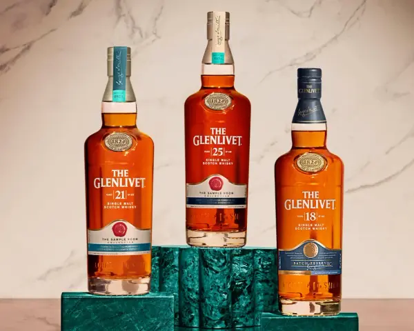 Drei Flaschen The Glenlivet Single Malt Scotch Whisky: 21, 25 und 18 Jahre alt. Verschiedene Whisky-Sorten für Kenner.