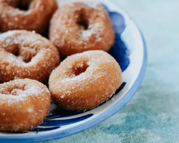 Rosquillas de Semana Santa espolvoreadas con azúcar, listas para disfrutar en familia.