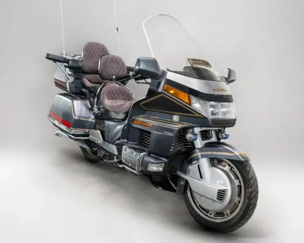 Elegancki motocykl Honda Goldwing 1500, idealny na długie trasy. Zastanawiasz się nad honda goldwing 1500 spalanie?