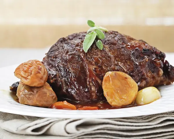 Jugosa carne asada con castañas y hierbas, perfecta para tus recetas con carne.