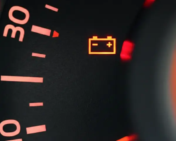 Spia della batteria accesa, un segnale che la batteria quasi scarica potrebbe lasciare a piedi.