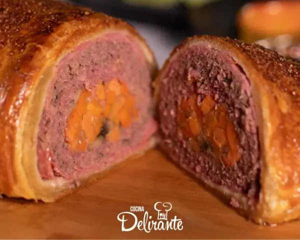 Un delicioso pastel de carne tradicional, horneado en masa dorada y relleno de zanahorias.