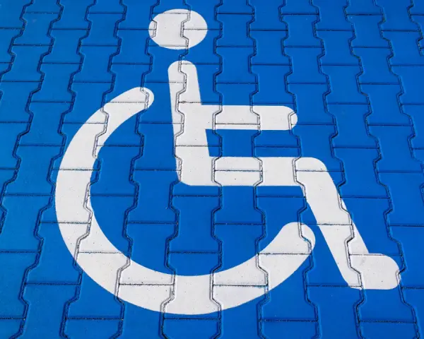 Czy opiekun osoby niepełnosprawnej może korzystać z karty parkingowej?