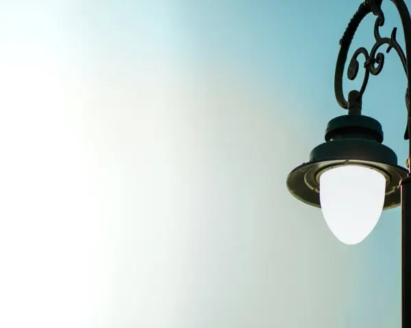 Stary słup oświetleniowy z ozdobnym elementem. Czy taki słup oświetleniowy wymaga pozwolenia na budowę?