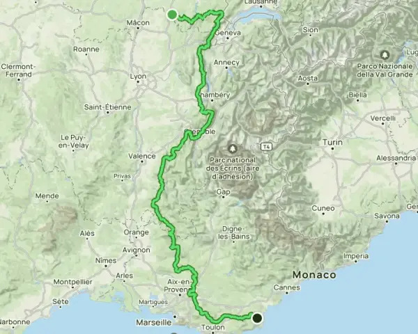 Carte de France et d'Italie montrant un itinéraire vert traversant les Alpes, de la Suisse à la côte méditerranéenne, passant par Lyon, Grenoble et Monaco.