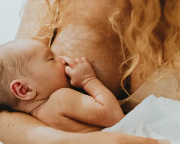 Ein Baby wird gestillt. Manchmal, wenn es schreit, fühlt sich die Mutter überfordert, aber hier ist es friedlich.