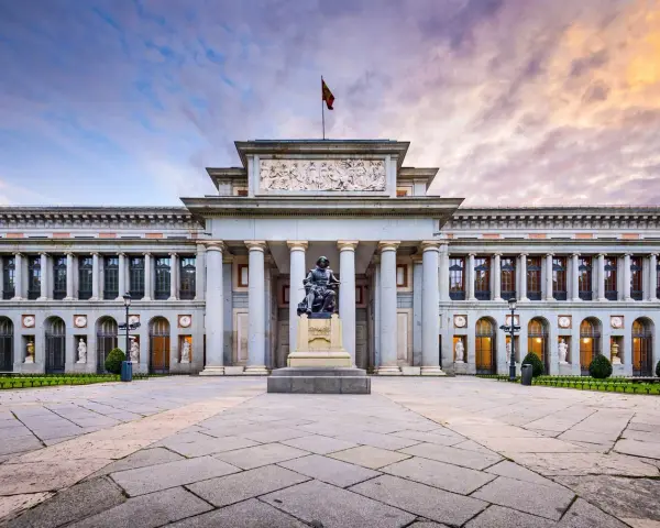 Przed imponującym muzeum sztuki w Madrycie, z rzeźbą artysty na czele, rozciąga się kamienny plac.