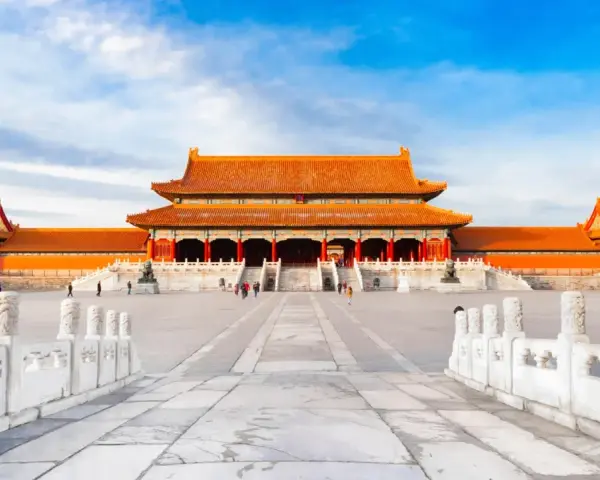 La Cité Interdite, un des 100 plus beaux monuments du monde, sous un ciel bleu éclatant.