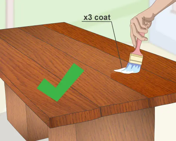 Come impermeabilizzare il legno: applica tre mani di vernice protettiva con un pennello per un risultato duraturo.