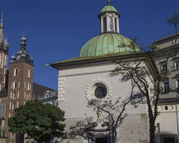 Kraków: Bazylika Mariacka i kaplica św. Klemensa, najstarszy kościół w Krakowie, pod błękitnym niebem.
