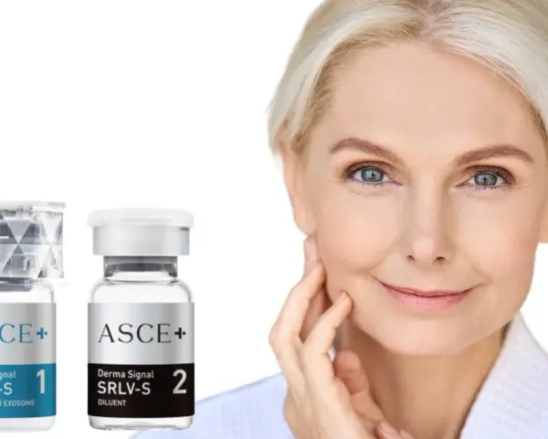 Piękna kobieta z delikatnymi zmarszczkami, obok niej dwa flakoniki z produktem ASCE+ Derma Signal SRLV-S, zawierającym egzosomy.