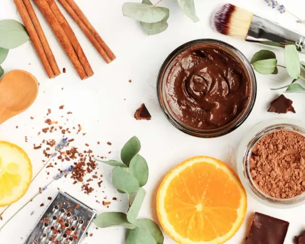 Zutaten für DIY-Kosmetik: Schokomaske, Kakao, Orange, Zitrone, Zimt, Eukalyptus.