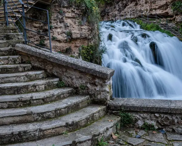 Escaleras de piedra desgastada conducen a las impresionantes trillo cascadas, con agua blanca cayendo en cascada sobre rocas cubiertas de musgo.