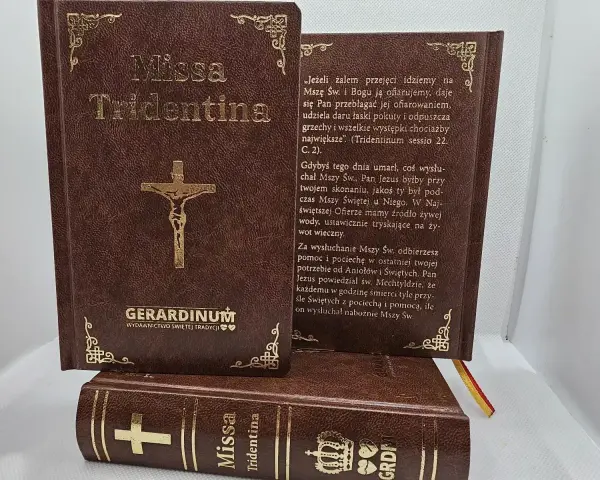 Brązowe księgi z napisem "Missa Tridentina" i złotym krzyżem. Jedna otwarta, z tekstem o Mszy Świętej.