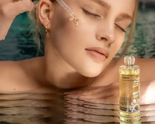 Czy serum z witaminą C wysusza skórę? Odkryj prawdę o nawilżeniu