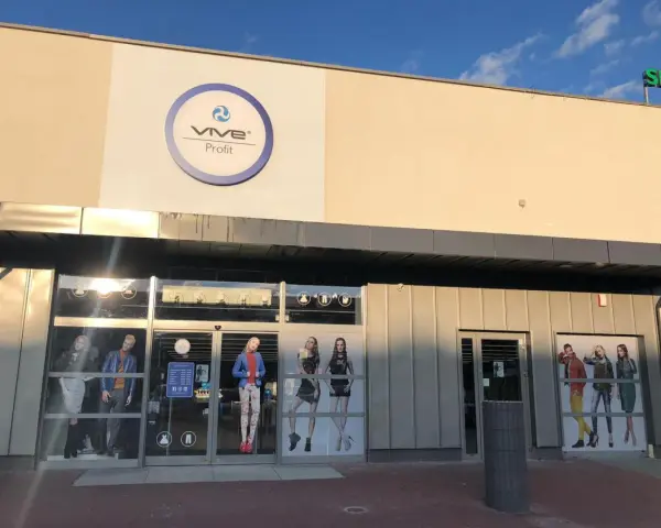 Sklep VIVE Profit w Kaliszu. Witryny sklepowe ozdobione są manekinami prezentującymi modne ubrania.