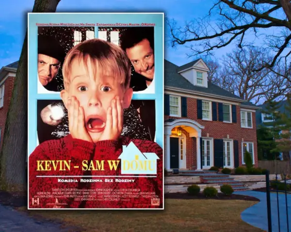 Plakat "Kevin - Sam w domu" obok domu, gdzie obejrzeć ten świąteczny hit.
