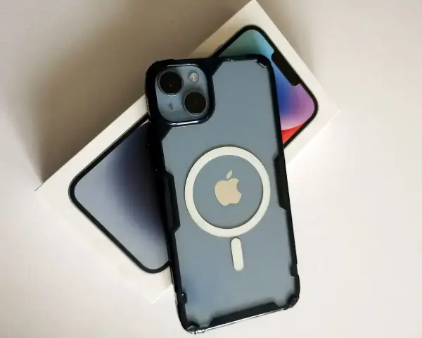 Nowy iPhone w etui z MagSafe, gotowy do robienia zdjęć. Dobry aparat w telefonie to podstawa!