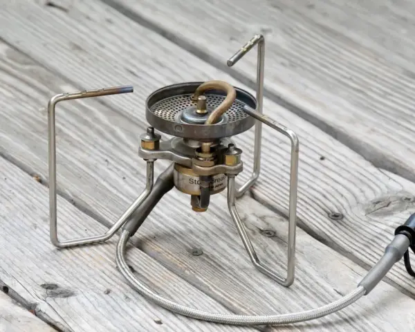 Soto Stormbreaker Campingkocher auf Holzoberfläche. Kompakt und robust für Outdoor-Abenteuer.