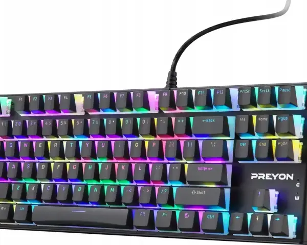 Klawiatura gamingowa z kolorowym podświetleniem RGB. Skróty klawiszowe nie działają, co frustruje gracza.