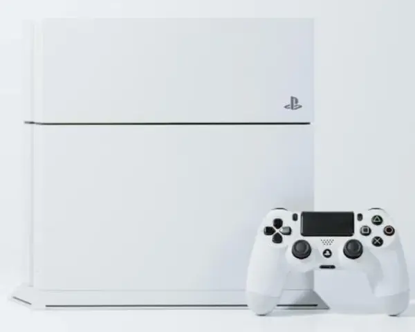 Consola PlayStation 4 blanca y mando DualShock 4 blanco, como cuando salió la Play 4.