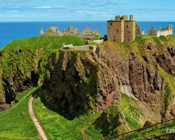 Ruiny zamku Dunnottar na klifie w Szkocji, majestatycznie górujące nad błękitnym morzem.