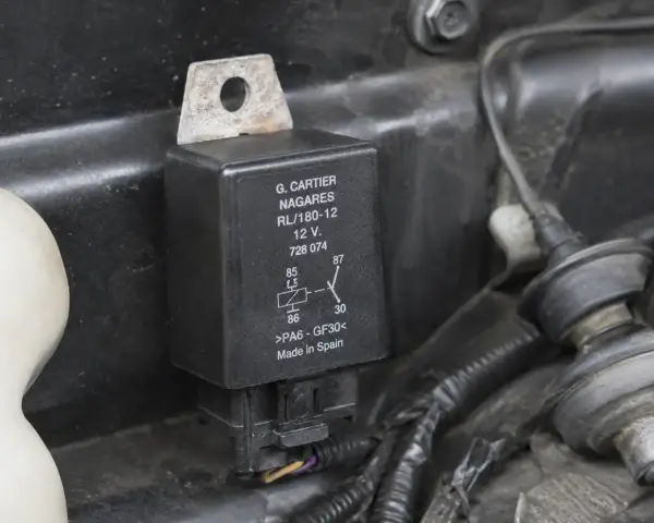 Uszkodzony przekaźnik objawy: czarny element z oznaczeniami G. CARTIER NAGARES, 12V, schematem połączeń i napisem "Made in Spain".
