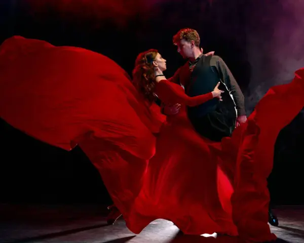 Tancerze w czerwieniach, w wirze sukni, tworzą emocjonujący performance. To sztuka ruchu, która porusza.