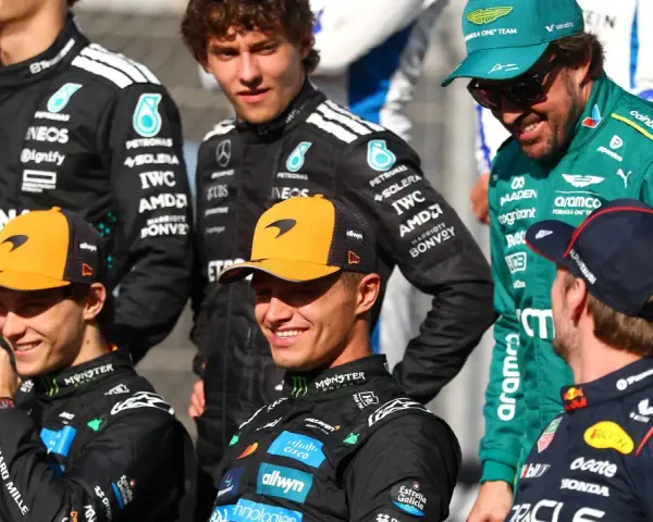 Pilotos de motoristas F1 2026, con Fernando Alonso sonriendo, junto a otros pilotos de McLaren y Mercedes.
