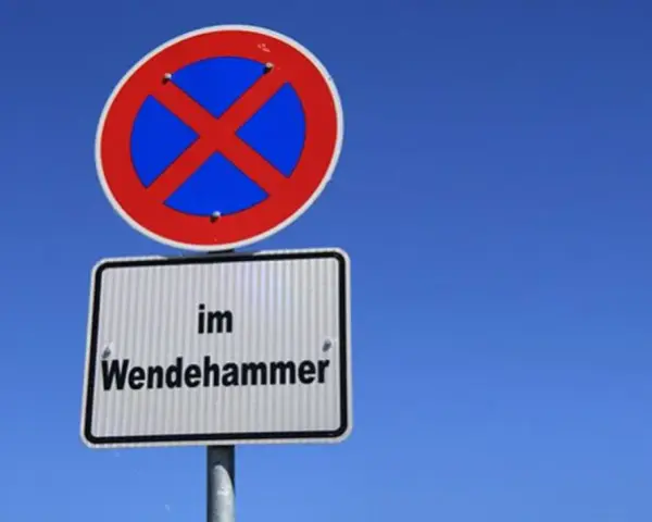 Verkehrsschild: Absolutes Halteverbot im Wendehammer. Kein Parken erlaubt.