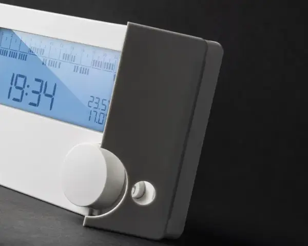 Cronotermostato cos'è? Un dispositivo digitale bianco con display blu che mostra ora, temperatura e programmazione.