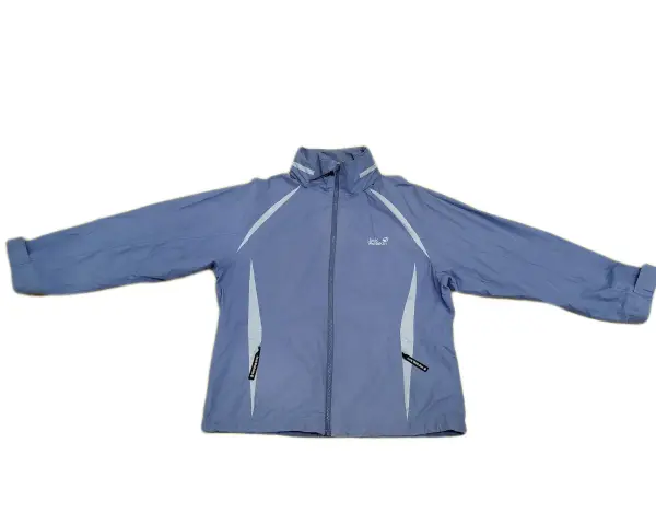 Niebieska kurtka Jack Wolfskin, znanej firmy odzieżowej, z białymi wstawkami i logo.