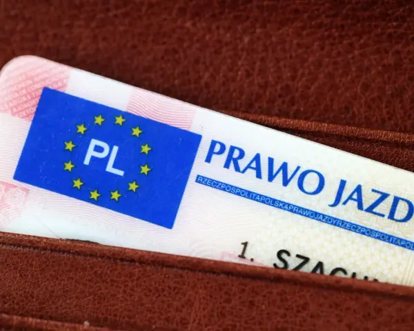 Polskie prawo jazdy w portfelu. Czas na wymianę dokumentu, by móc legalnie podróżować.