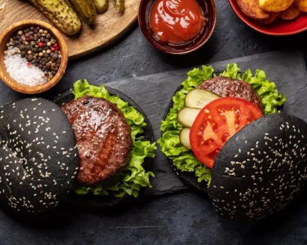 Jak przyprawić mięso na burgery? Sekrety mistrza kuchni.