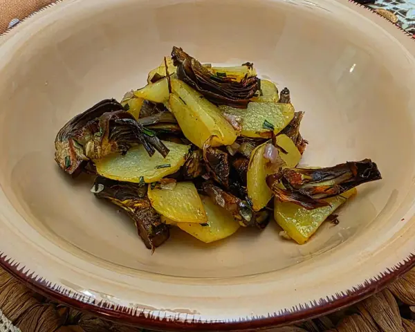 Deliziosi carciofi e patate croccanti, cotti alla perfezione nella friggitrice ad aria. Un contorno semplice e gustoso.