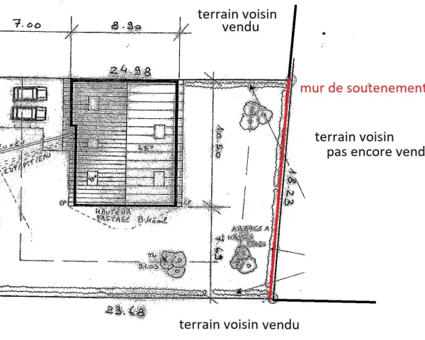 Plan de masse montrant une maison, des arbres et un mur de soutènement délimitant des terrains voisins vendus et non vendus.