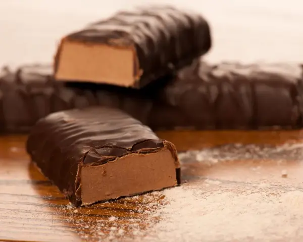 Baton proteinowy przed czy po treningu – kiedy przyniesie lepsze efekty?