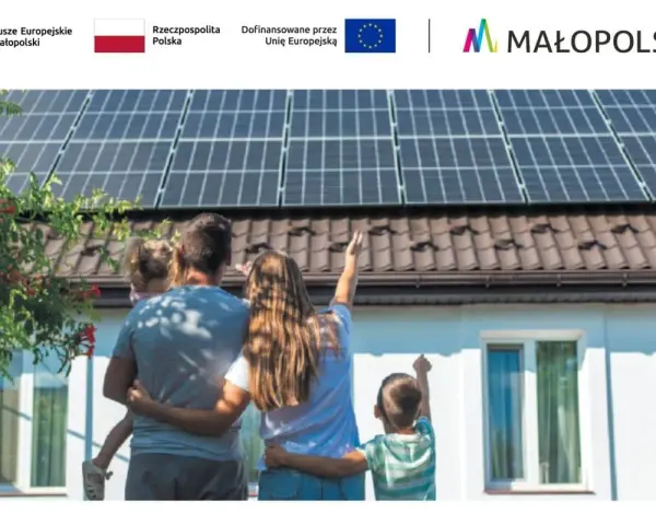 Rodzina podziwia panele słoneczne na dachu, symbolizujące walkę ze stratami ciepła w budynku i dążenie do niezależności energetycznej.