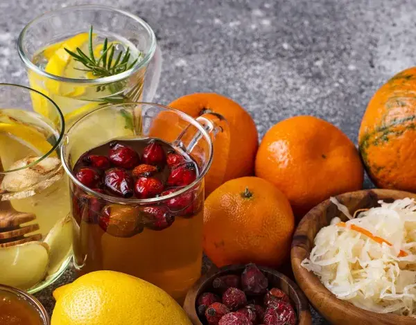 Tisane con limone, zenzero e bacche, zucche, mandarini e crauti: ecco cosa mangiare per le difese immunitarie basse.