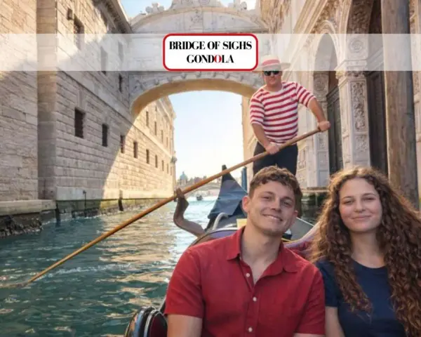 Coppia felice in gondola sotto il Ponte dei Sospiri, Venezia.