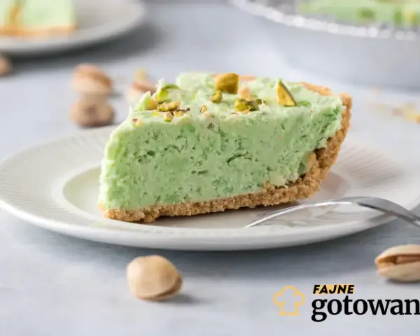 Pyszny krem pistacjowy z mascarpone na kruchym spodzie, posypany posiekanymi pistacjami. Idealny deser dla miłośników orzechowych smaków.