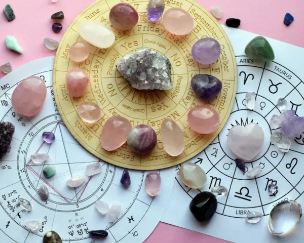 Kamienie szlachetne i astrologiczne koło symbolizujące zimowe znaki zodiaku.