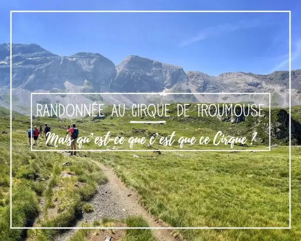 Randonnée au cirque de Troumouse, un paysage de montagne spectaculaire avec des randonneurs sur un sentier.